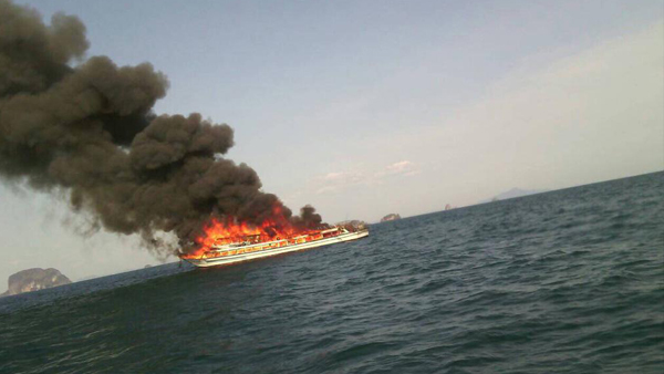 ด่วน ! ไฟไหม้เรือท่องเที่ยวขณะลอยลำกลางทะเล ห่างชายฝั่งกระบี่ 2 กม.