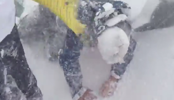 คลิปนาทีชีวิต !! ภาพเหตุการณ์ขณะหิมะถล่มเนปาล จากนักปีนเขา