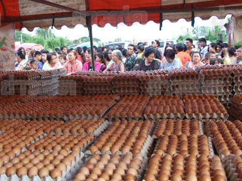 นักธุรกิจอุดรธานี แจกไข่ 2 แสนฟอง หลังถูกหวย 20 ล้าน