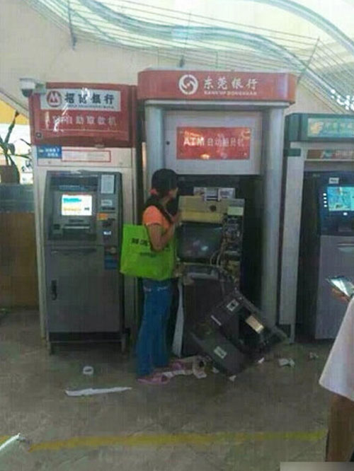 หญิงจีนโมโหกดเงินไม่ได้ รื้อตู้เอทีเอ็มจนพังด้วยมือเปล่า