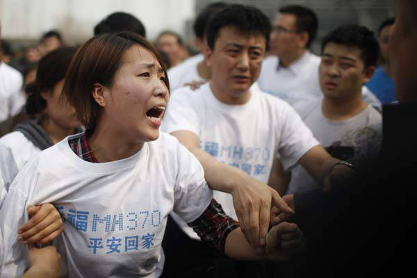 ครอบครัวและญาติผู้โดยสาร MH370 ชาวจีน รวมตัวประท้วง