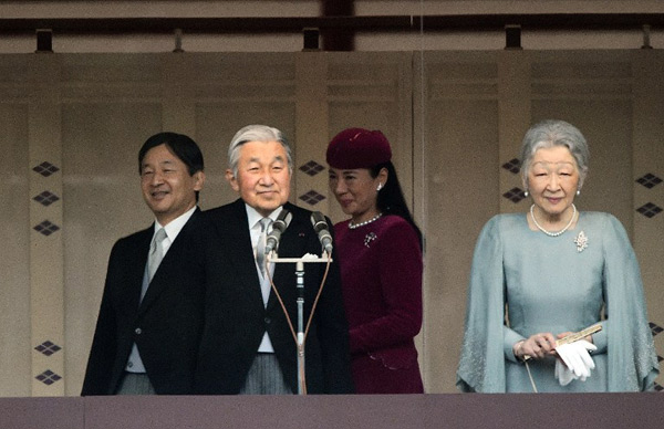 จักรพรรดิญี่ปุ่นฉลอง 82 พรรษา พาราชวงศ์ทักทายพสกนิกรที่พระราชวังหลวง