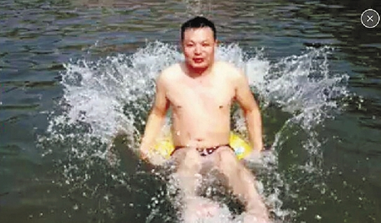หนุ่มจีนลงเล่นน้ำในอ่างเก็บน้ำ ถูกท่อระบายน้ำดูดร่าง