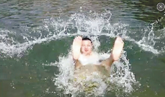 หนุ่มจีนลงเล่นน้ำในอ่างเก็บน้ำ ถูกท่อระบายน้ำดูดร่าง