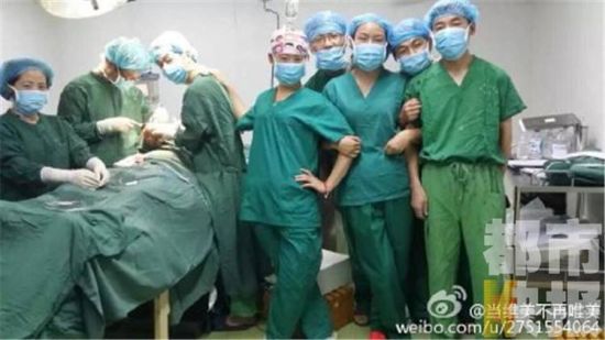 ชาวเน็ตรุมจวก ทีมแพทย์จีนถ่ายกรุ๊ปฟี่ระหว่างผ่าตัด