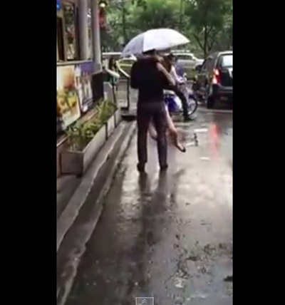 เพื่อนแจง คลิปสาวสวยกรี๊ดลั่นถนน วันฝนตก ที่แท้กลัว ?