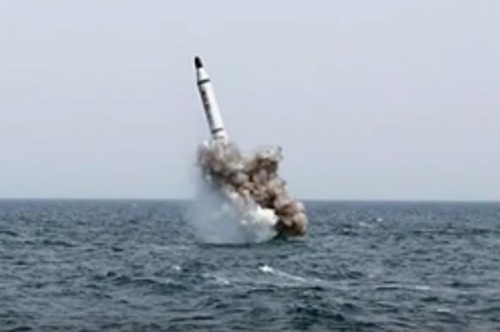 เกาหลีเหนือโชว์ยิงขีปนาวุธจากเรือดำน้ำ อเมริกา-เยอรมนี ชี้แค่ภาพโฟโต้ช็อป