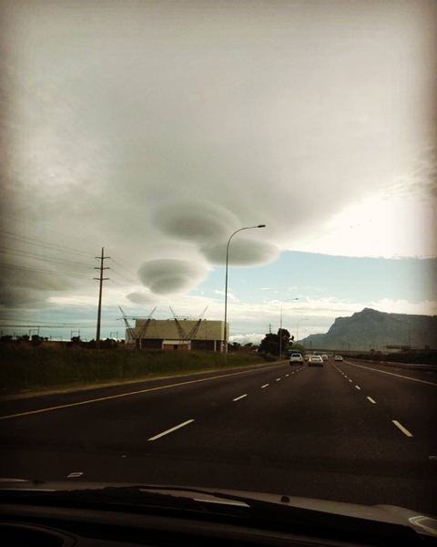  เมฆประหลาดคล้าย UFO