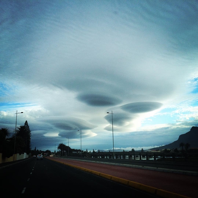  เมฆประหลาดคล้าย UFO