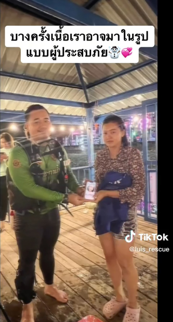 นักประดาน้ำช่วยงมหามือถือให้สาว จากผู้ประสบภัยกลายเป็นแฟน