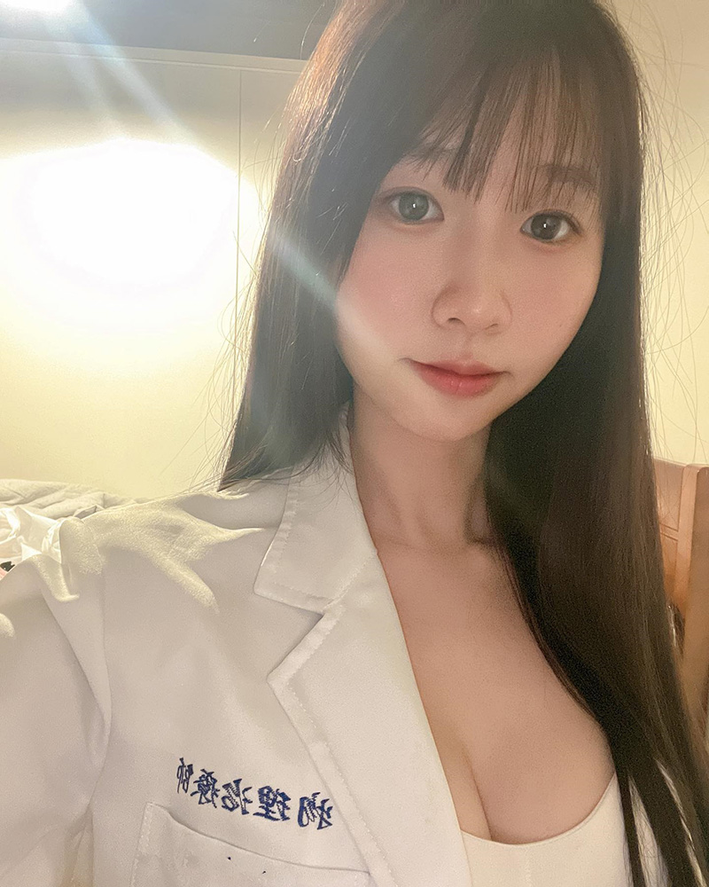 นักกายภาพบำบัดสาว นักกายภาพบำบัดสาว