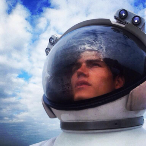 เป็นงง นักบินอวกาศโผล่เดินเตร่ที่ชายหาดในอังกฤษ