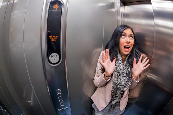 ลิฟต์ตก-ลิฟต์ค้าง ทำไง รู้วิธีรับมืออันตรายเมื่อติดอยู่ในลิฟต์