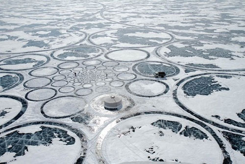 สวยงาม! หนุ่มหัวศิลป์สร้างลวดลายบนลานน้ำแข็งในไซบีเรีย