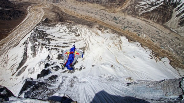 หวาดเสียว! หนุ่มรัสเซียพิชิตเทือกเขาหิมาลัย ดิ่งพสุธาทุบสถิติโลก