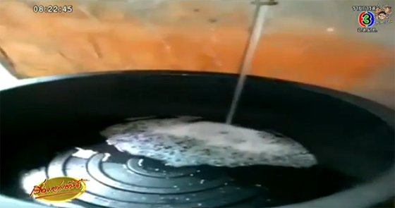 น้ำประปาไหลออกมาเป็นฟองผงซักฟอก