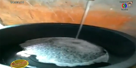 น้ำประปาไหลออกมาเป็นฟองผงซักฟอก