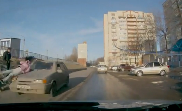 คลิปอุทาหรณ์ หญิงรัสเซียถูกรถชน