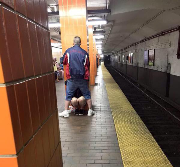 คู่รักชวนกันอมนกเขาในสถานีรถไฟใต้ดิน หาได้แคร์ใครไม่
