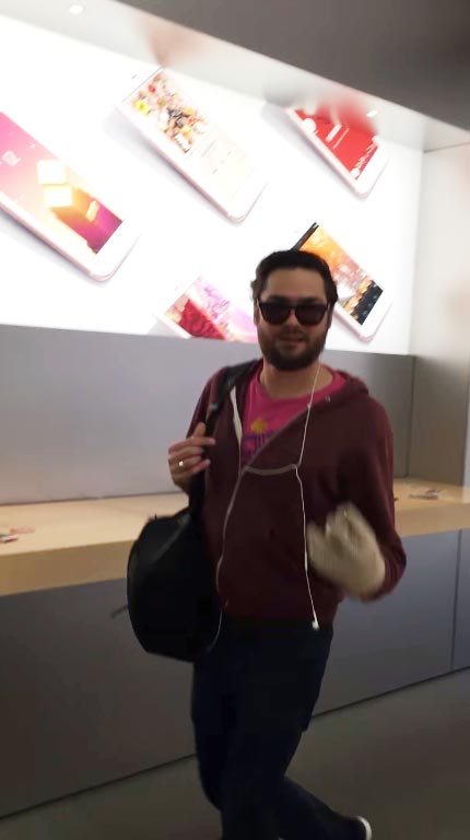 หนุ่มบุก Apple Store เดินไล่ทุบ iPhone พังเรียบ