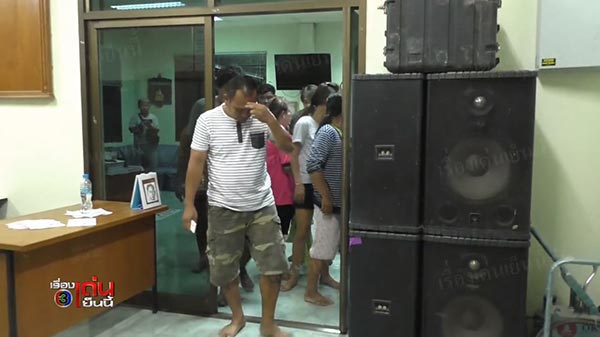 นายก อบต. สวนแก้ว นำทีมตั้งวงเล่นไฮโล กลางสำนักงาน