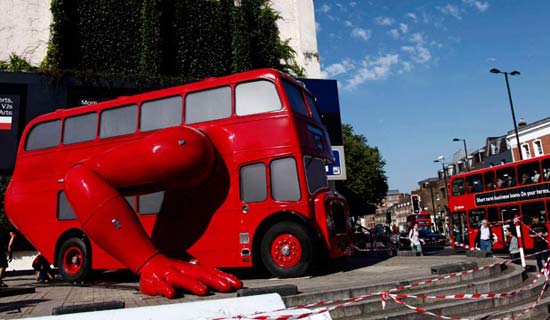 ศิลปินเช็กสร้างรถบัสวิดพื้น ต้อนรับโอลิมปิกเกมส์