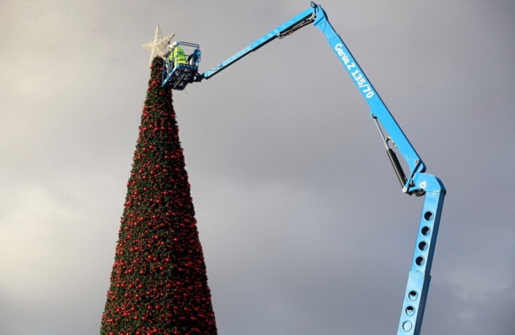 ตระการตา! ต้นคริสต์มาสสูงที่สุดในอังกฤษ ประดับไฟกว่า 1 แสนดวง