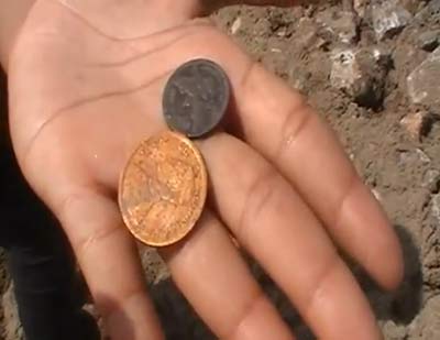 ฮือฮา! ชาวบ้านพบเหรียญกษาปณ์สมัย ร.5 ริมแม่น้ำเจ้าพระยา