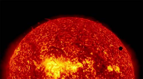 นาซ่าเผยคลิปดาวศุกร์โคจรผ่านดวงอาทิตย์ แบบชัด ๆ