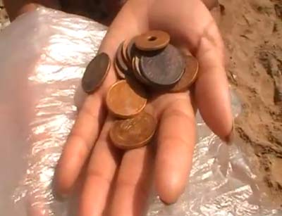 ฮือฮา! ชาวบ้านพบเหรียญกษาปณ์สมัย ร.5 ริมแม่น้ำเจ้าพระยา