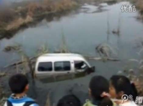 เศร้า! รถตู้นักเรียนอนุบาลจีนพุ่งลงสระน้ำ คร่าชีวิตเด็ก 11 ศพ 