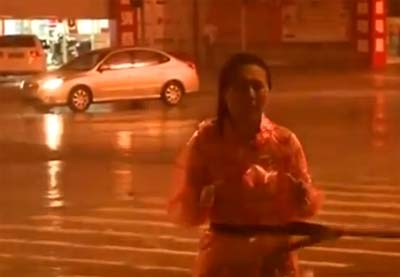 ซูฮก! นักข่าวสาวจีนสุดเสี่ยง ยืนต้านพายุรายงานข่าว