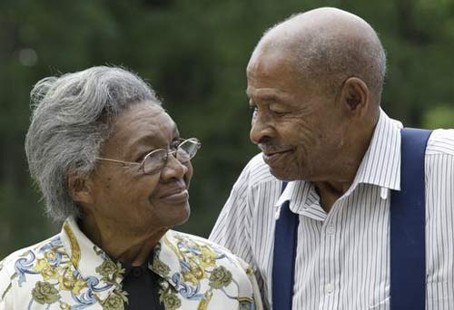 คู่รักวัย 85 กลับมาแต่งกันอีกครั้งหลังหย่านาน 45 ปี