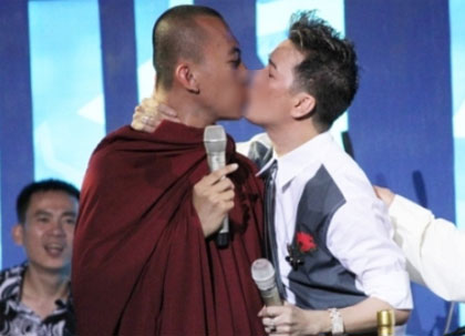 เวียดนามกักบริเวณพระ 2 รูป หลังจูบกับนักร้องชายในงานประมูล
