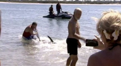 หนุ่มอังกฤษโดนไล่ออก หลังช่วยเด็กจากฉลามช่วงลาป่วย