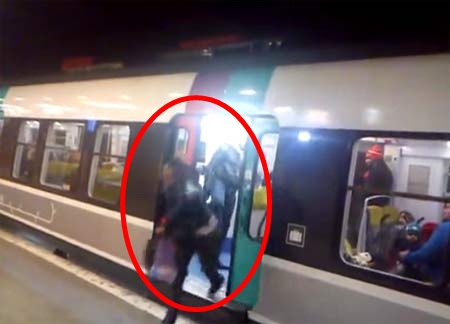 หญิงฝรั่งเศสถูกถีบออกนอกรถไฟ หลังยืนขวางประตูรอเพื่อน