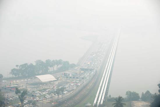 ควันพิษในสิงคโปร์ลุกลามหนัก มลภาวะอยู่ในระดับอันตราย