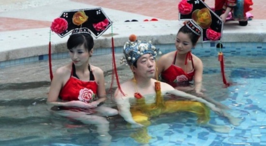 ชายจีนทุ่มเงิน 4 แสน ใช้บริการอาบน้ำแบบฮ่องเต้