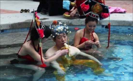 ชายจีนทุ่มเงิน 4 แสน ใช้บริการอาบน้ำแบบฮ่องเต้
