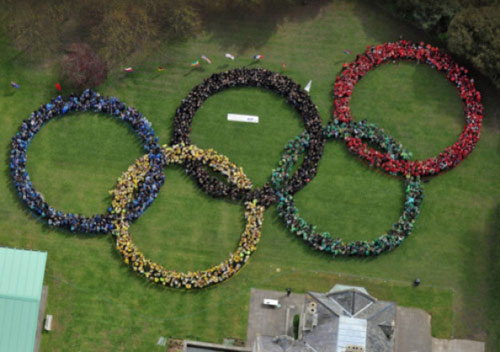 นักเรียนกว่า 2 พันสร้างสถิติโลกห่วงโอลิมปิกมนุษย์