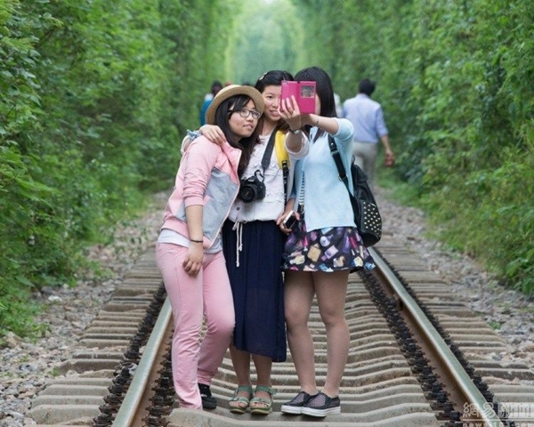 ชาวเน็ตรุมสวด สาวเสี่ยงถ่ายรูปบนรางรถไฟ จนรถไฟต้องหยุดให้ 2 ครั้ง