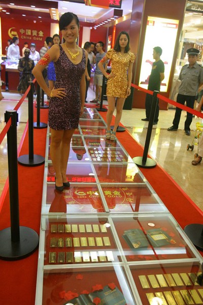 ศูนย์การค้าจีนสร้างทางเดินทองคำ เชิญคนเดินบนกองทอง