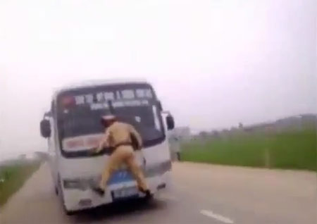หวาดเสียว! ตำรวจเวียดนามเกาะรถบัสซิ่ง ตามแจกใบสั่ง