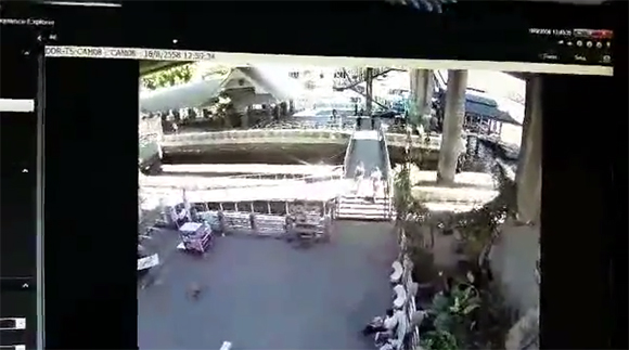 ปาระเบิดใต้สะพานตากสิน 