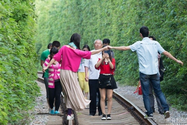 ชาวเน็ตรุมสวด สาวเสี่ยงถ่ายรูปบนรางรถไฟ จนรถไฟต้องหยุดให้ 2 ครั้ง