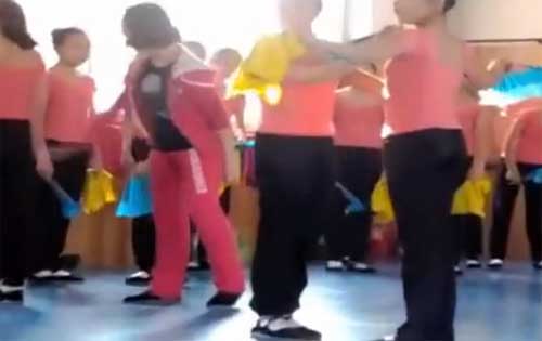 เป็นงง! นักเรียนจีนเศร้า หลังครูสอนเต้นรำที่ดุด่า-ตบตี ถูกไล่ออก