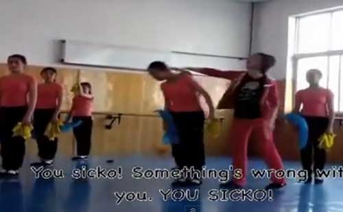 เป็นงง! นักเรียนจีนเศร้า หลังครูสอนเต้นรำที่ดุด่า-ตบตี ถูกไล่ออก