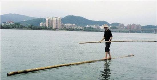 โอ้โหทำได้ไงนี่ ชายคนนี้ใช้ไม้ไผ่ลำเดียวเป็นเรือ ยืนทรงตัวแล้วพายข้ามแม่น้ำ