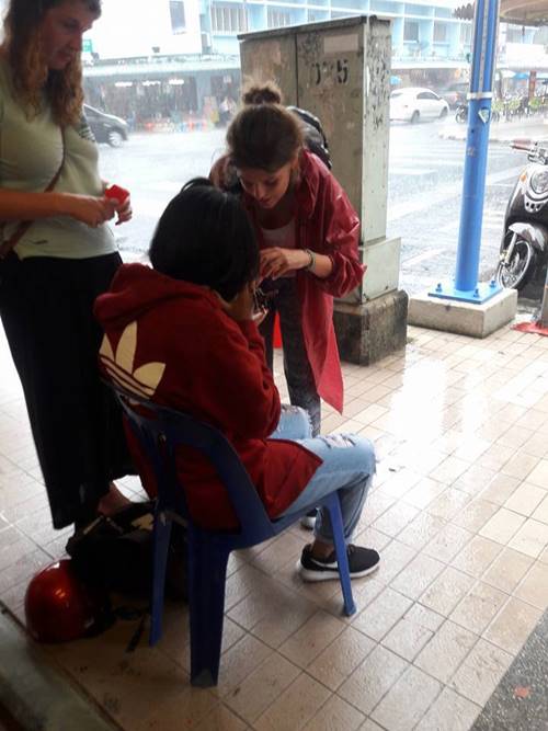 2 นักท่องเที่ยวต่างชาติ ช่วยเหลือสาวไทย รถล้มขณะฝนตกหนัก
