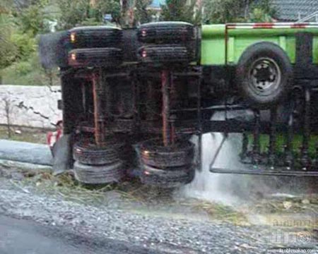 รถบรรทุกน้ำมันคว่ำที่ชลบุรี